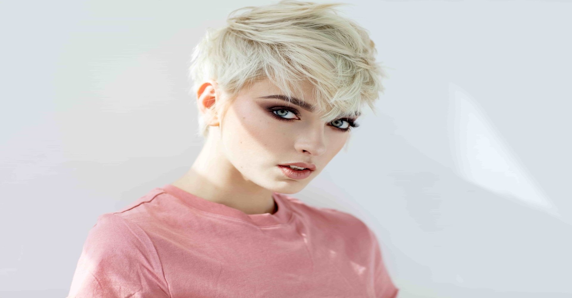 Mulher branca com o cabelo curto platinado
